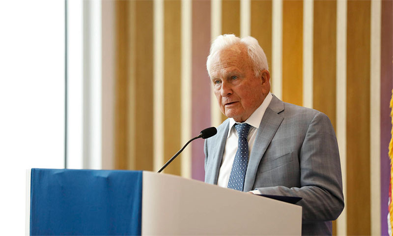 University of Rochester trustee emeritus E. Philip Saunders at a podium.